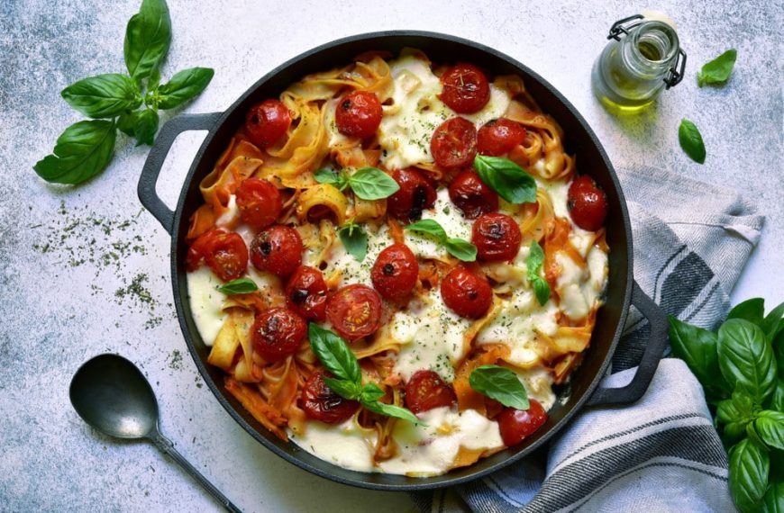 Nudelauflauf mit Tomaten, Mozzarella und Basilikum