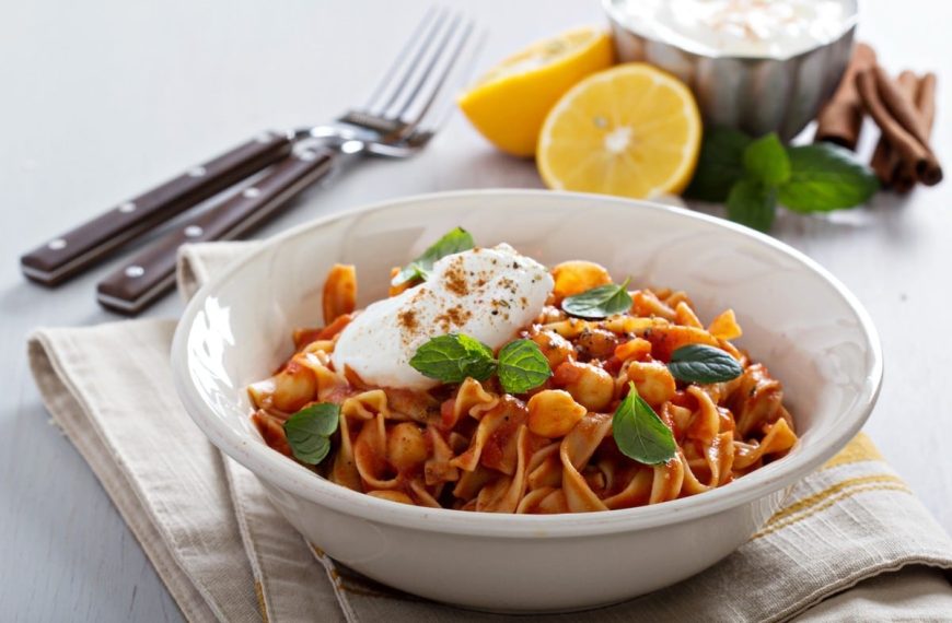 Nudeln mit Kichererbsen in Tomatensauce