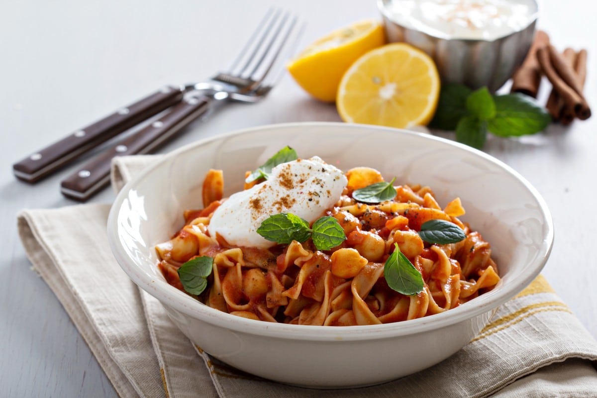 Nudeln mit Kichererbsen in Tomatensauce