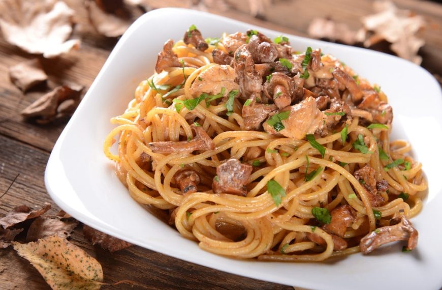 Nudeln mit Pfifferlingen und Hähnchen in cremiger Sauce