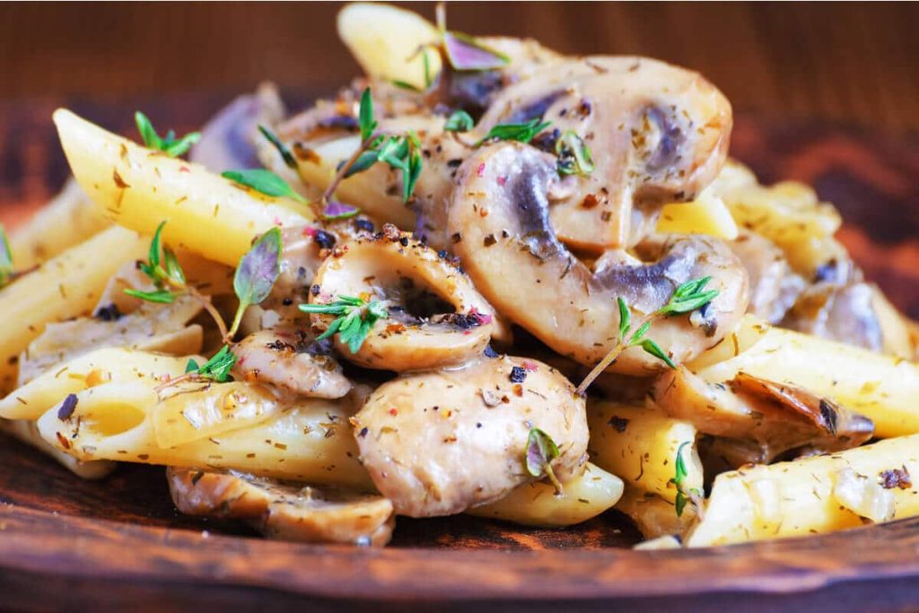 Nudeln mit Pilzen und cremiger Sauce mit Chili