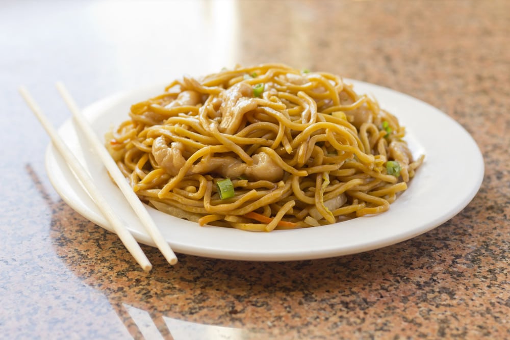 Nudelpfanne Lo-mein mit Eiernudeln und Hähnchenfilet