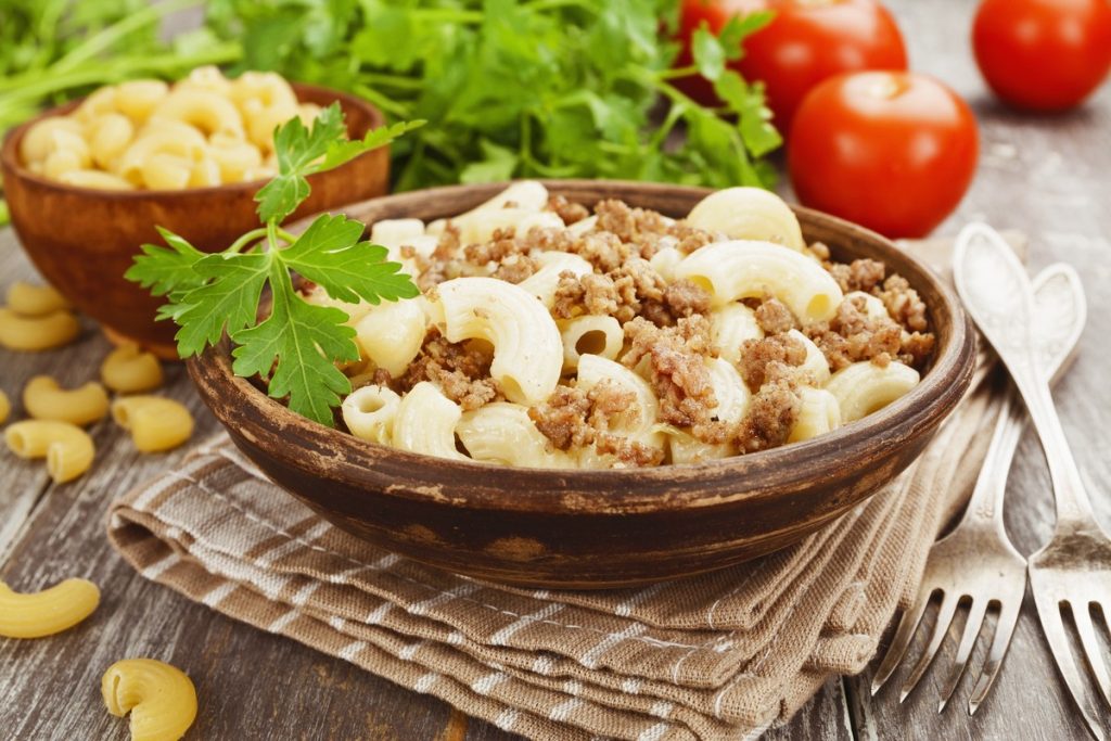 Nudelpfanne mit Hackfleisch und Zwiebeln
