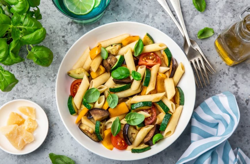 Nudelsalat mit Zucchini und Aubergine