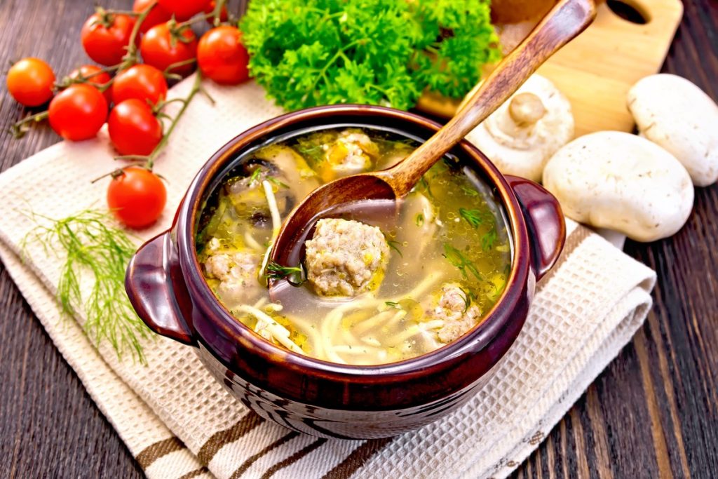 Nudelsuppe mit Fleischbällchen und Champignons