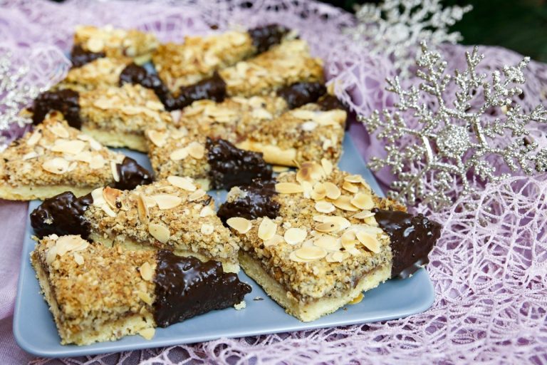 Nussecken mit Schokolade, Erdbeermarmelade und Vanille