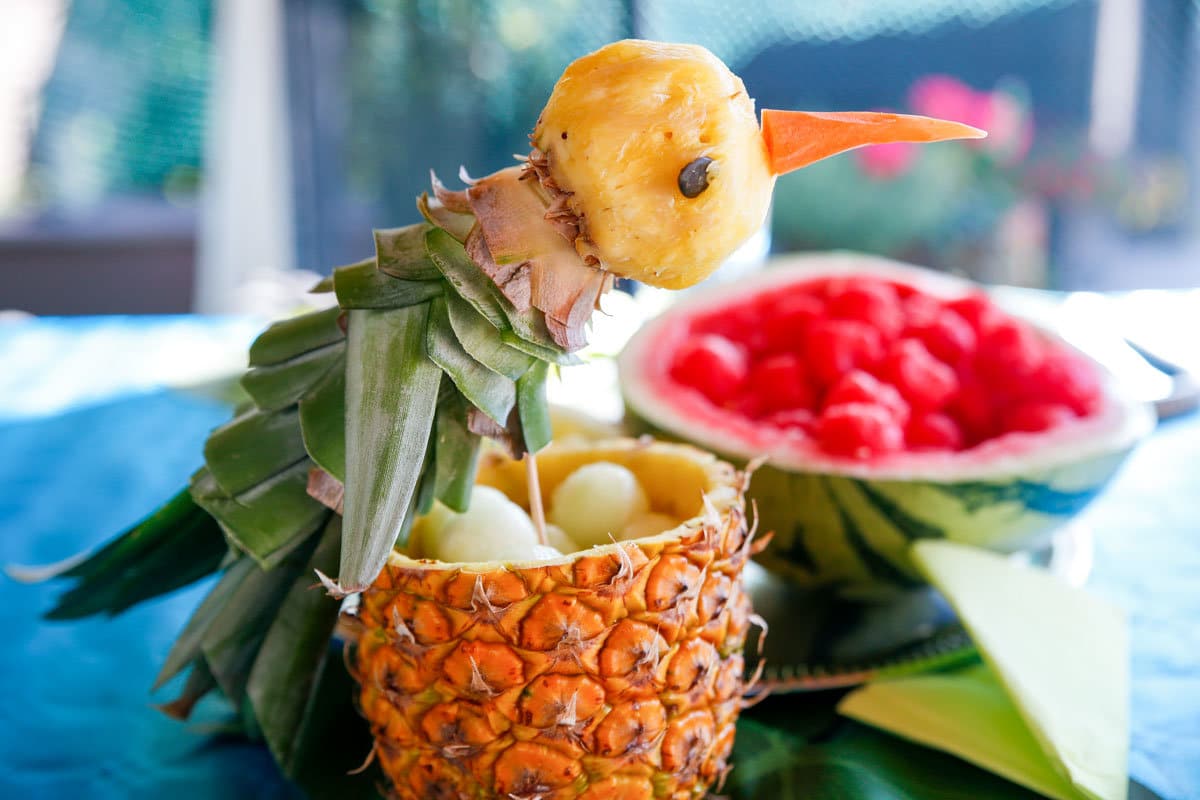 Obst Dessert schnitzen - Ananas Papagei mit Melone