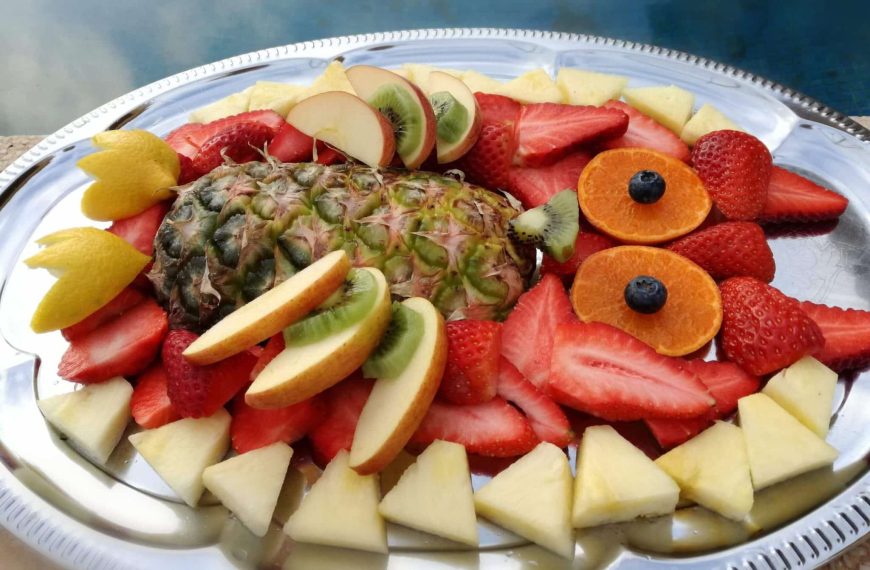 Obst Eule Dessert aus Ananas und Erdbeeren