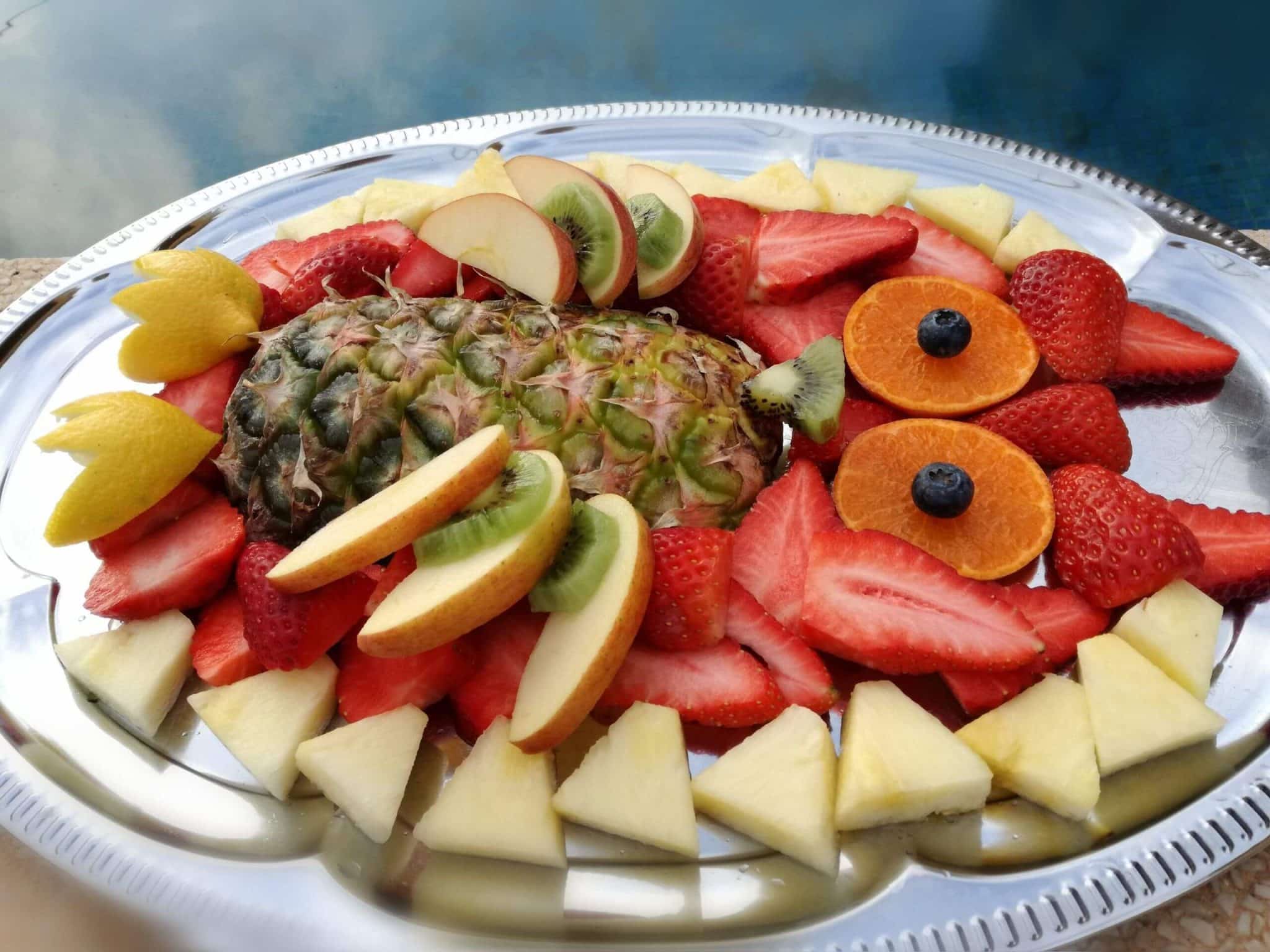 Obst Eule Dessert aus Ananas und Erdbeeren