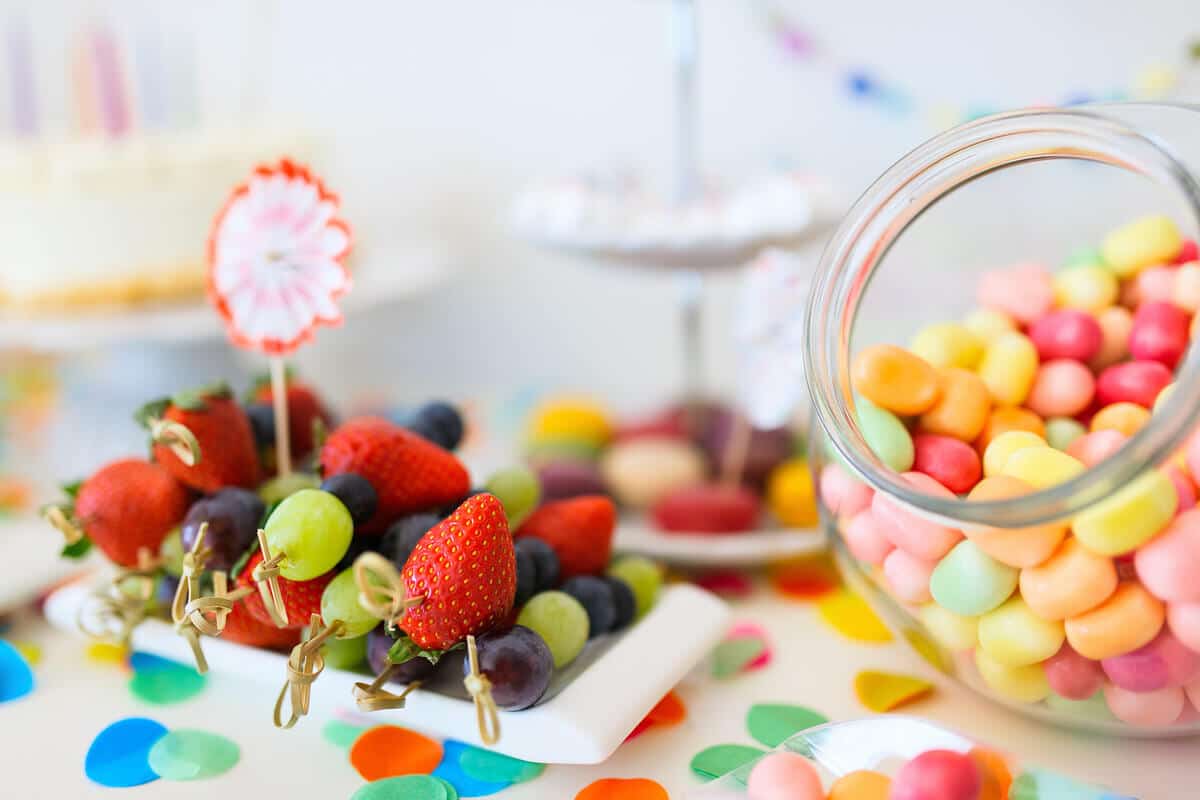 Obst Spieße aus Erdbeeren und Trauben zum Karneval