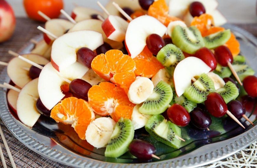 Obstdessert aus Kiwi, Weintrauben, Apfel und Mandarinen