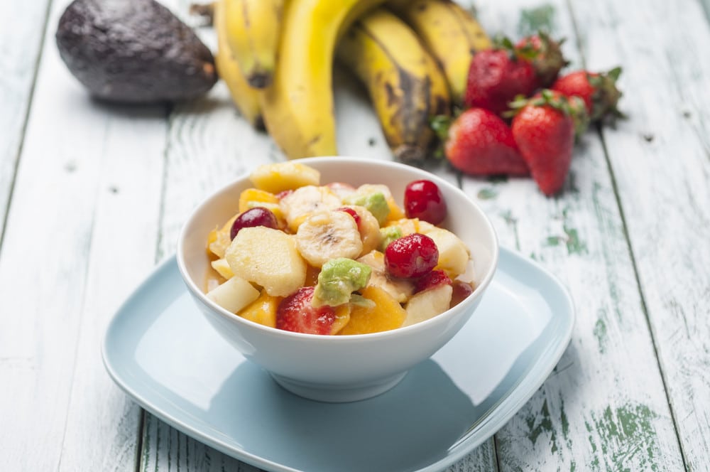 Obstsalat aus Trauben, Banane, Apfel und Avocado