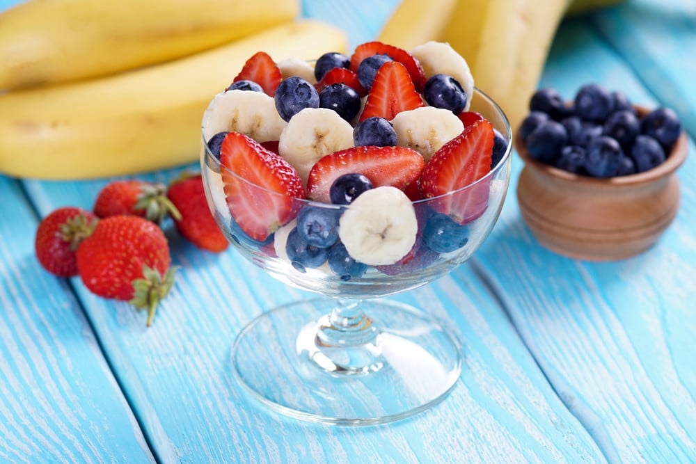 Obstsalat mit Bananen und Erdbeeren: Farbenfroher Früchtecocktail