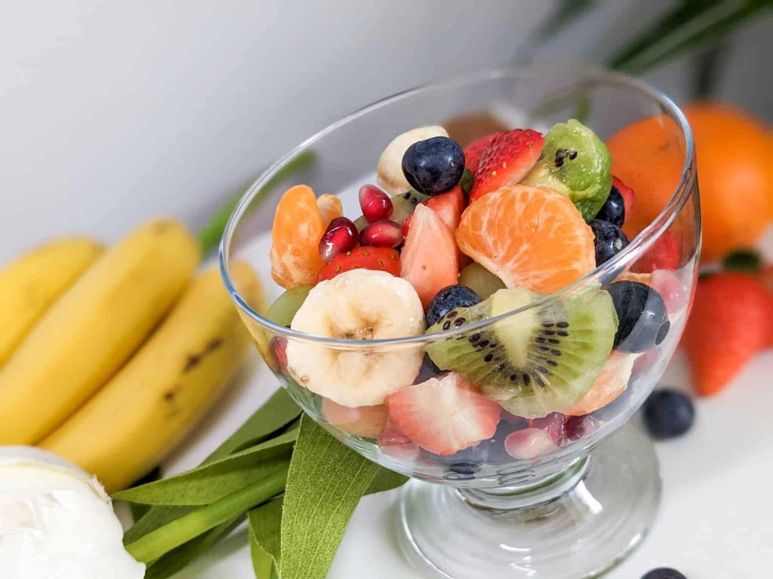 Süßer Obstsalat mit Feigen, Bananen, Apfel und Trauben