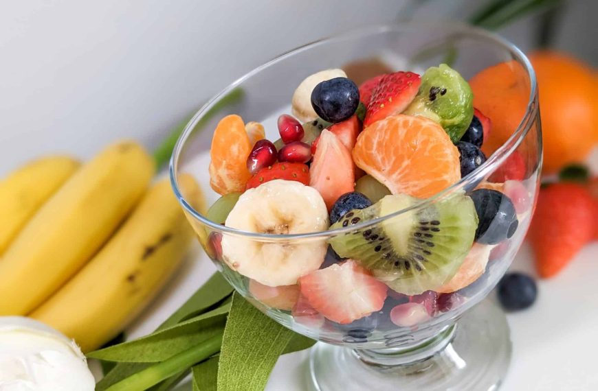 Obstsalat mit Erdbeeren, Kiwi, Bananen und Granatapfel