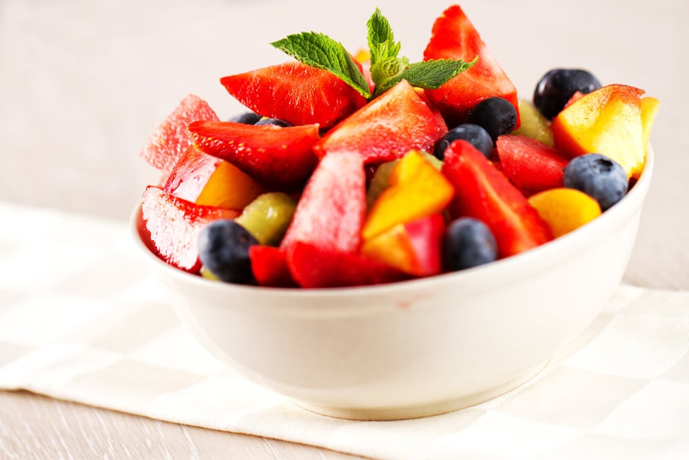 Obstsalat mit Erdbeeren