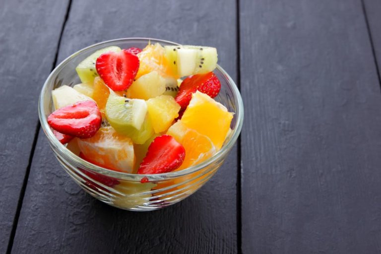 Obstsalat mit Erdbeeren und Limetten-Dressing: Fruchtige Vitamine im Mix