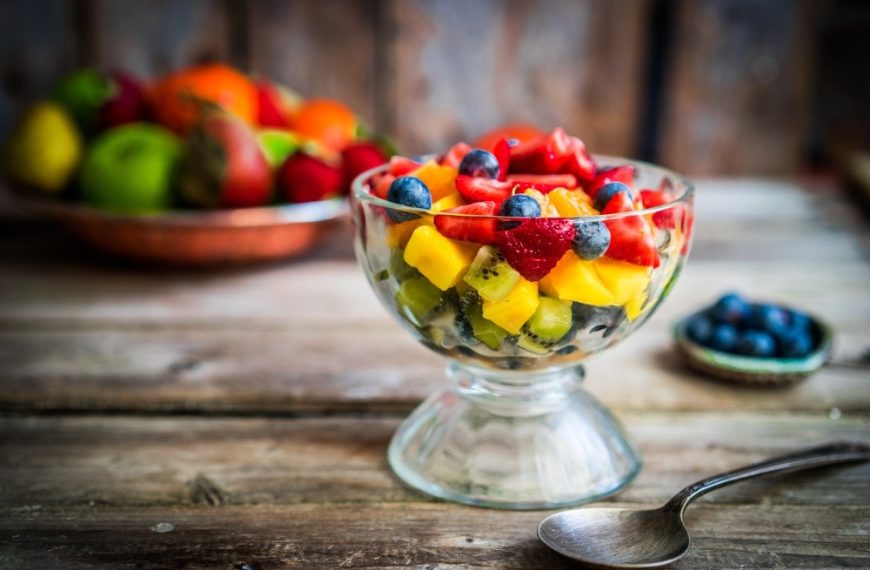 Obstsalat mit Mango, Erdbeeren und Kiwi
