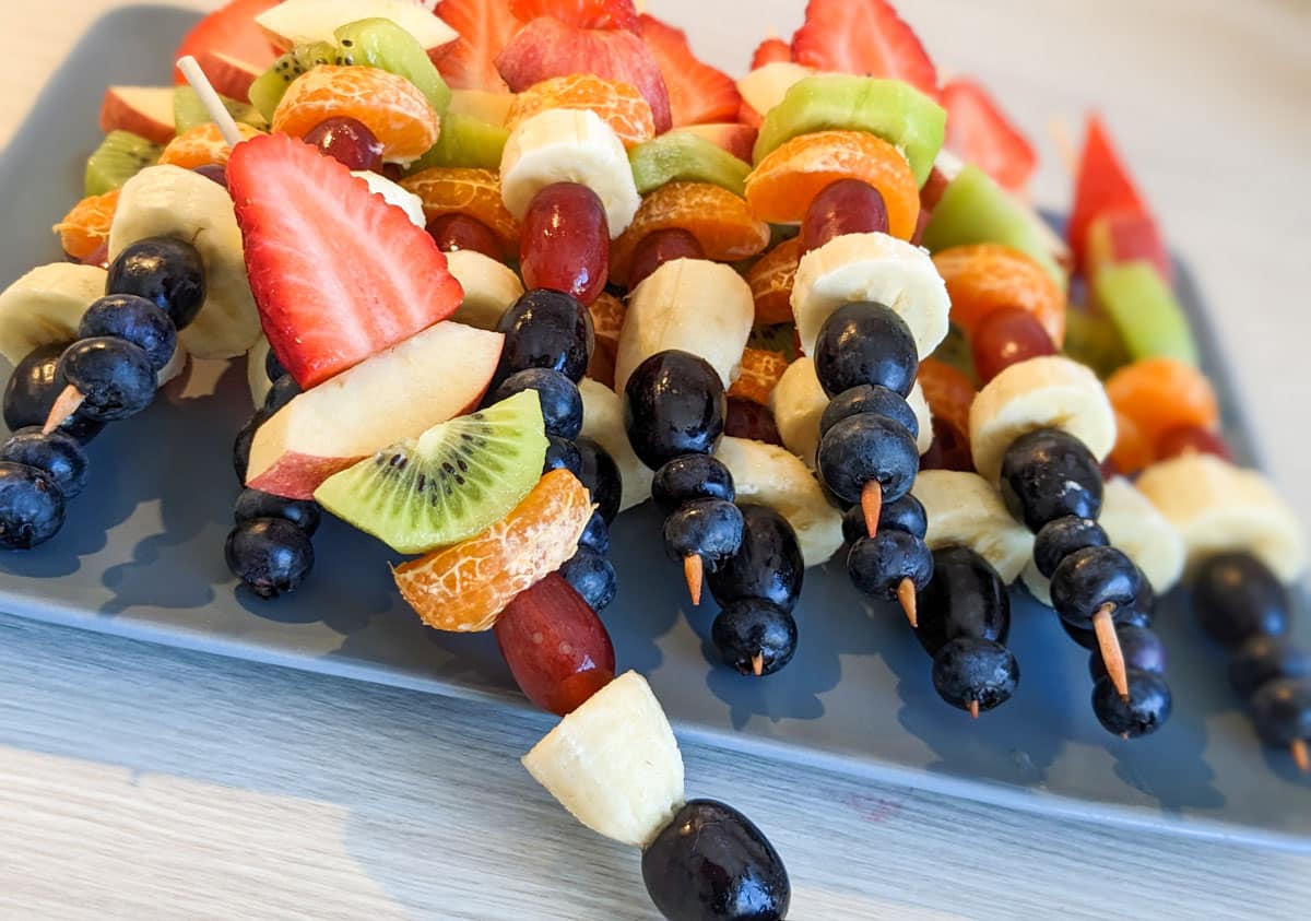 Obstspieße Dessert mit Beeren