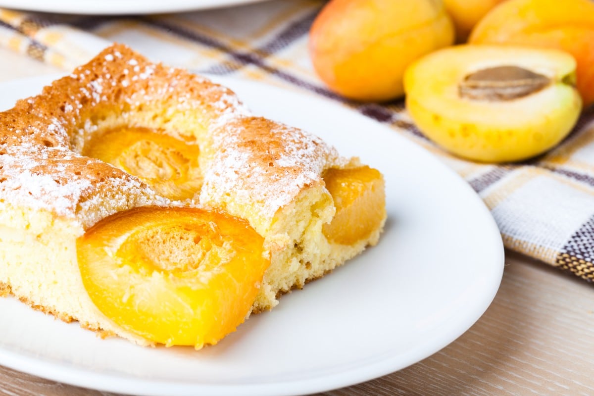 Österreichischer Aprikosenkuchen mit Rum und Vanille