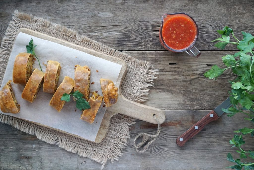 Österreichischer Strudel aus Blätterteig und Rindhackfleisch