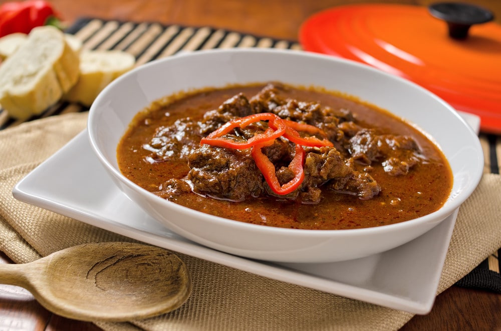 Österreichischer Wiener Rindergulasch mit Tomatenmark und Zwiebeln