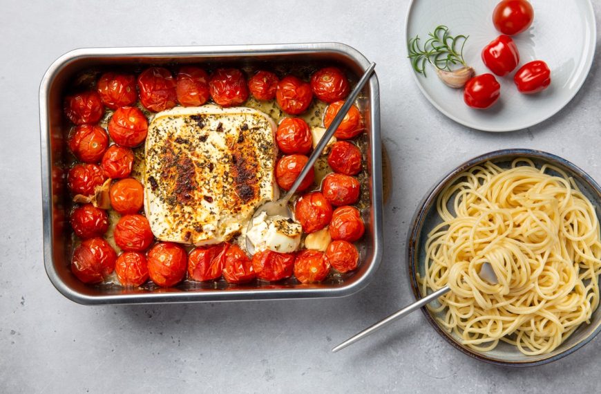 Ofenfeta mit Tomaten und Spaghetti