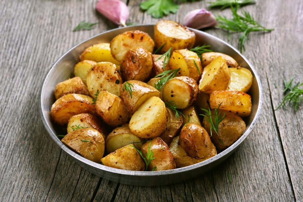 Ofenkartoffeln mit Kräutern, Knoblauch und Olivenöl