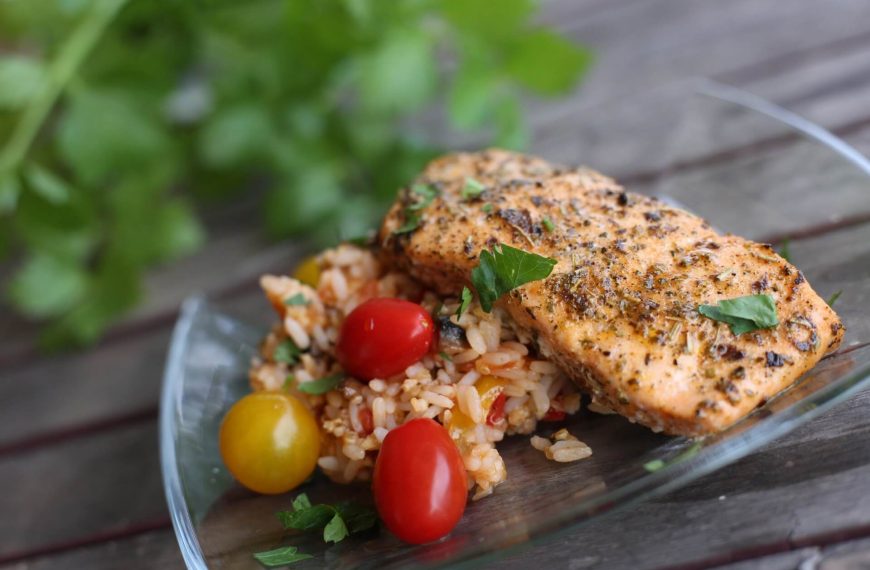 Ofenlachs auf Tomaten, Reis und Quinoa