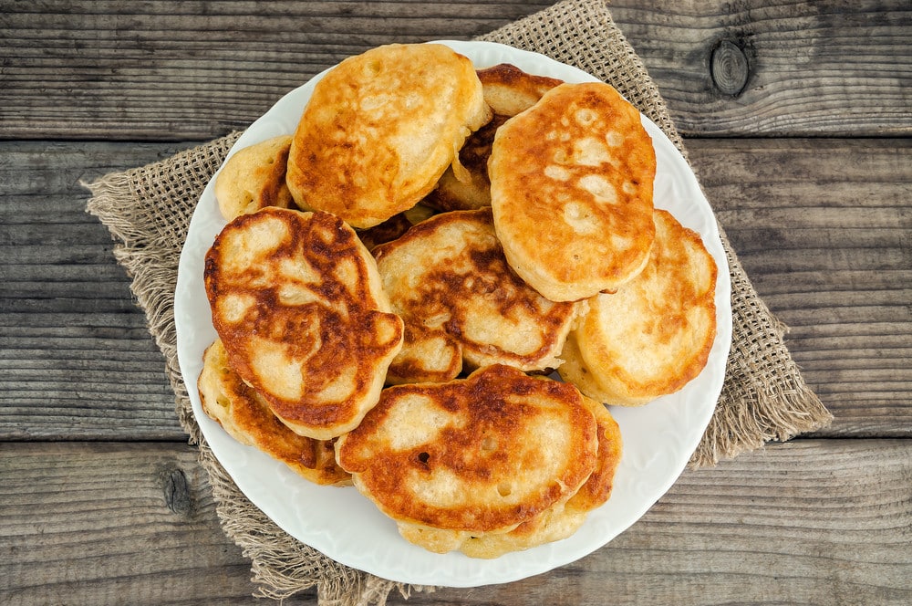 Oladji mit Buttermilch und Grieß zum Frühstück