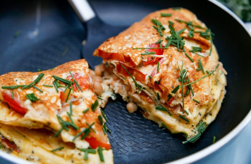 Omelett Eierpfannkuchen mit Tomaten und Bohnen