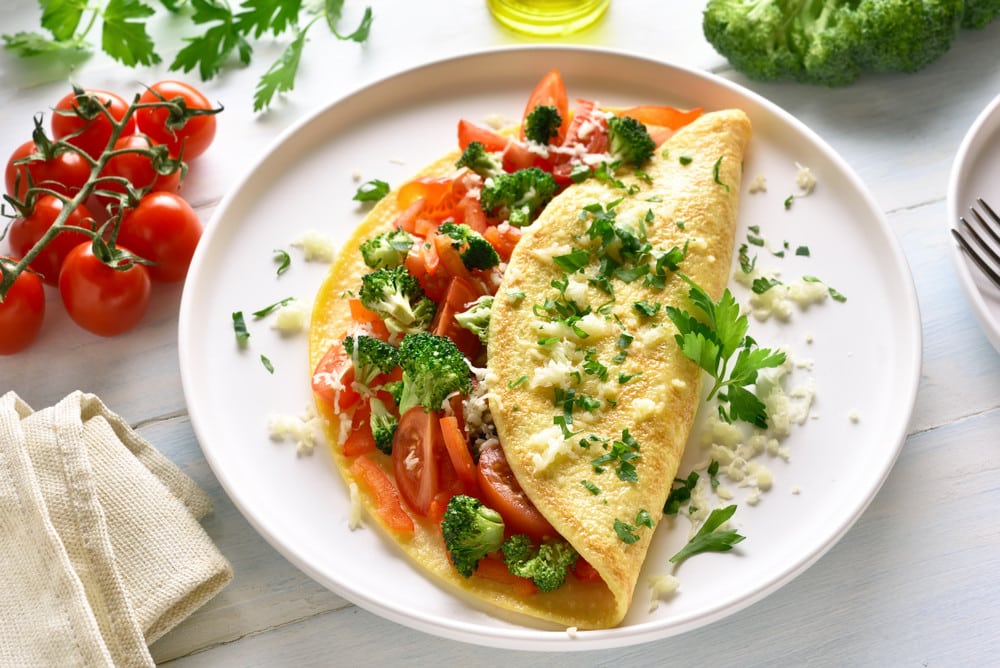 Omelett mit Brokkoli und Tomaten zum Brunch