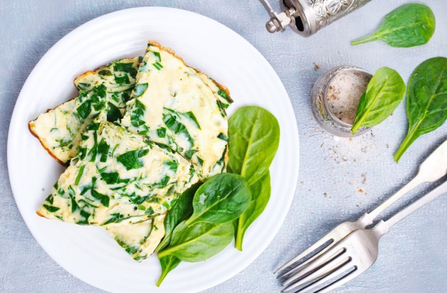 Omelett mit Spinat und Käse zum Frühstück