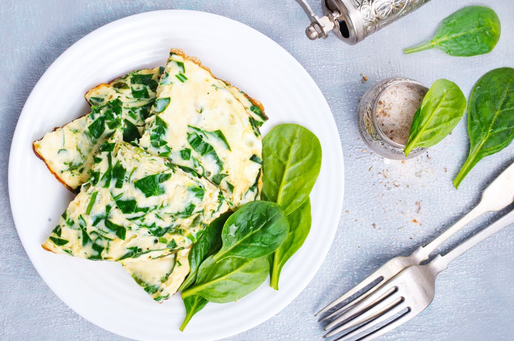 Omelett mit Spinat und Käse zum Frühstück