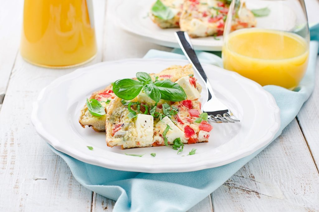 Omelett mit Kartoffeln, Tomaten und Käse