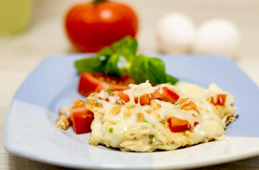 Omelett mit Tomaten und Käse zum Frühstück