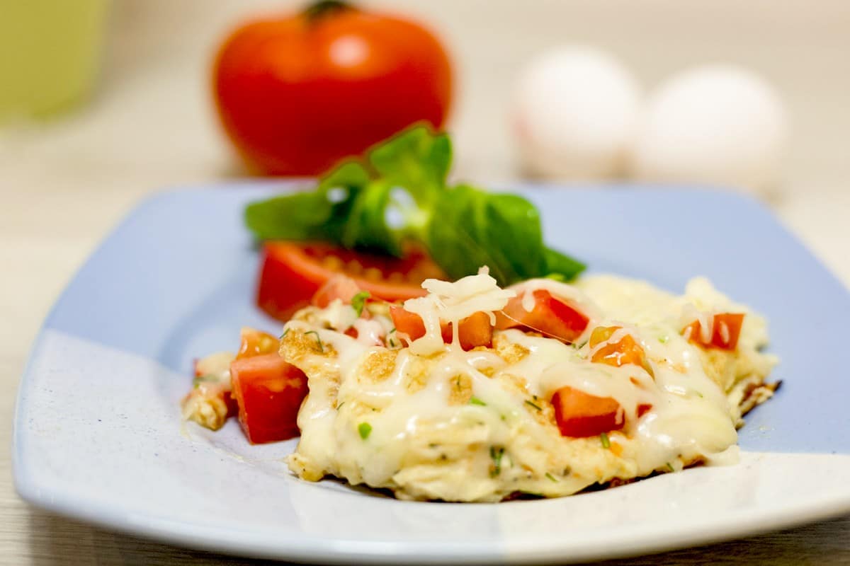 Omelett mit Tomaten und Käse zum Frühstück