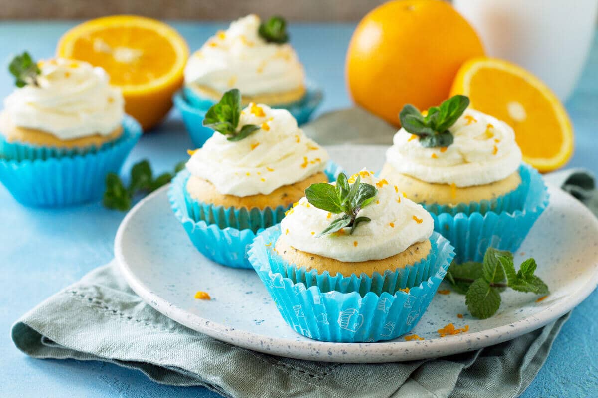 Orangen Cupcakes mit Frischkäse Frosting und Lemon Curd