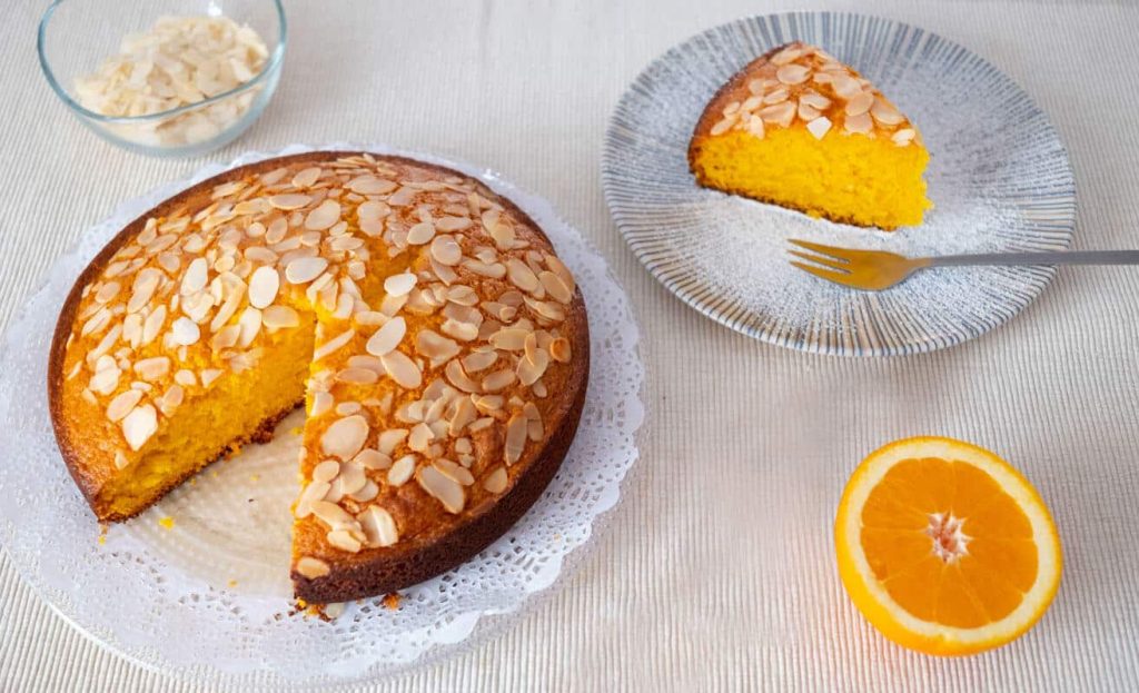 Orangenkuchen mit Mandelblättchen und Puderzucker