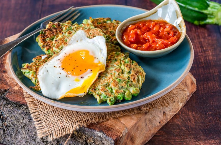 Orientalische Zucchinipuffer mit Erbsen, Knoblauch und Gewürzen