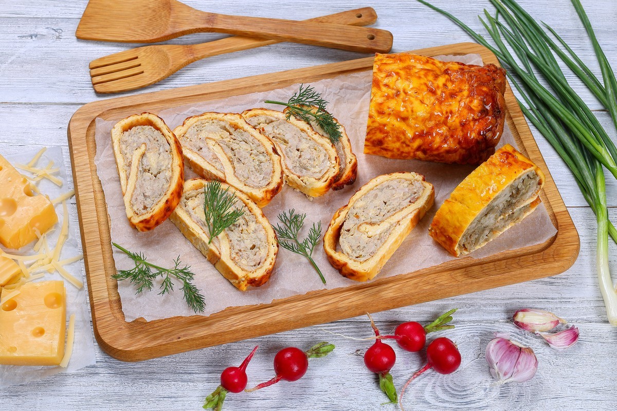 Originelle Käserolle gefüllt mit Hähnchenhackfleisch und Champignons