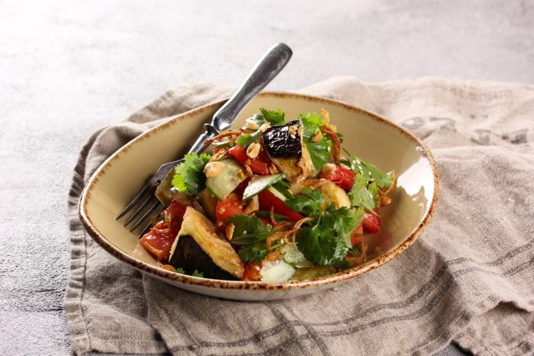 Origineller Auberginensalat mit Knoblauch und Paprika