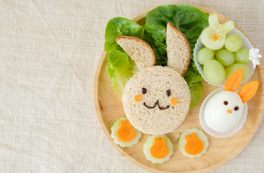 Osterbrot Hase mit Eiern, Gurken und Karotten – Osterfrühstück