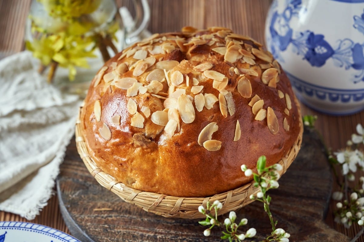 Osterbrot mit Rosinen