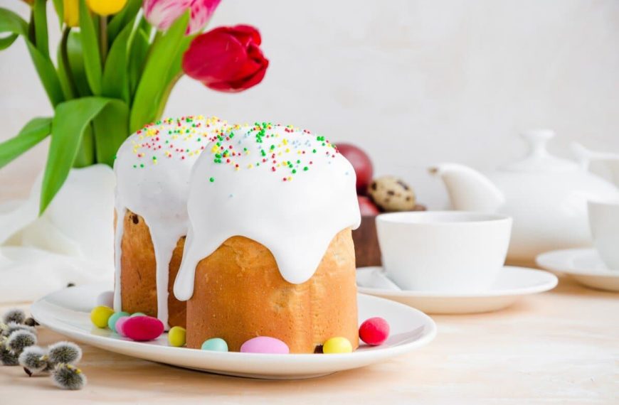 Osterbrot mit Rosinen und Zuckerguss – Russisches Osterbrot