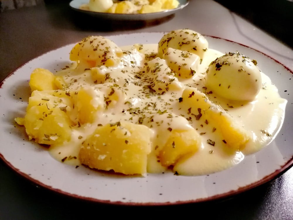 Ostereier mit Kartoffeln und Sahne in Senfsoße - Ostermenü