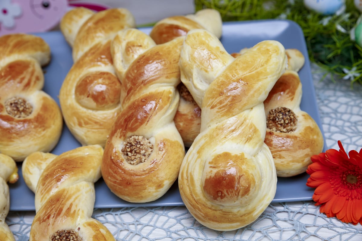 Osterhase Hefezopf Gebäck mit Butter und Milch - Ostermenü