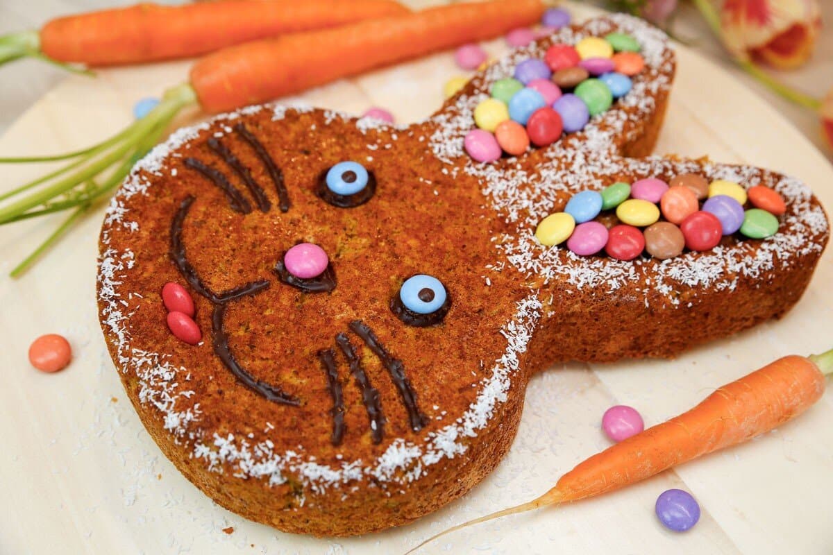 Osterhase Möhrenkuchen mit Nüssen, Schokolinsen und Kokos