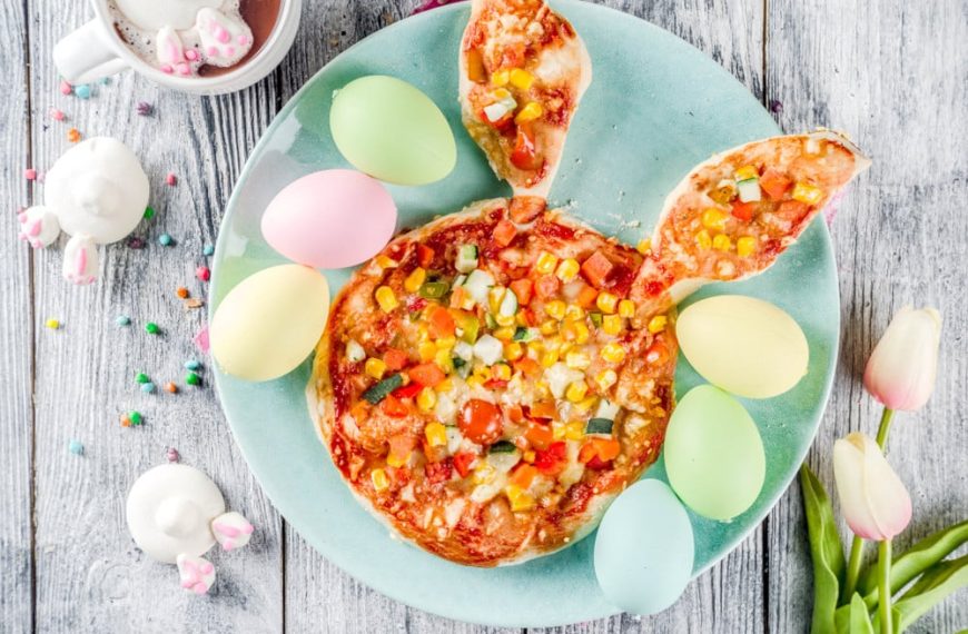 Osterhase Pizza mit Gemüse und Mozzarella – Osterrezepte
