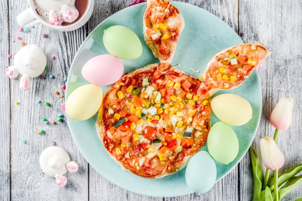 Osterhase Pizza mit Gemüse und Mozzarella - Osterrezepte